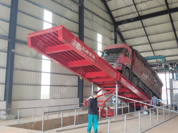 常規(guī)后翻卸車機(jī)B